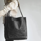 MunaWear - Bags - Liora - Chic Black Shoulder Bag With Classic Design For Everyday Style - Black