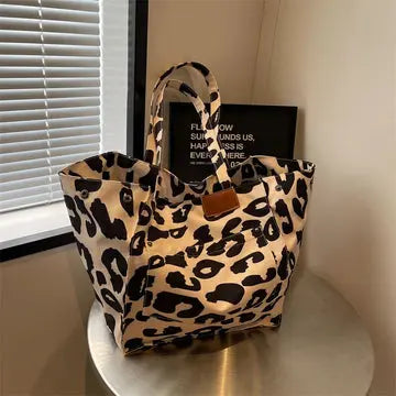 Liora - Chic Leopard Print Shoulder Bag With Stylish Design For Everyday Use 0