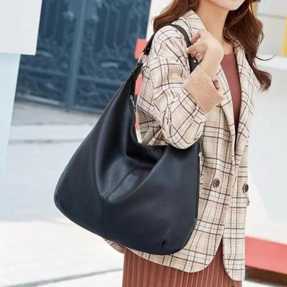 MunaWear - Bags - Liora - Chic Women's Shoulder Bag With Versatile Design For Fall Fashion - Black