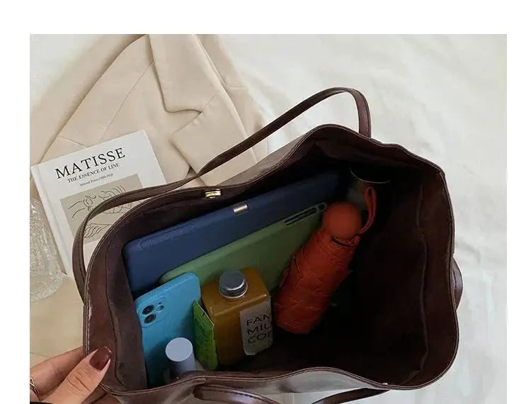 MunaWear - Bags - Liora - Elegant Shoulder Bag With Modern Design For Everyday Style - 