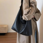 MunaWear - Bags - Liora - Elegant Women's Handbag with Timeless Design for Every Occasion - 