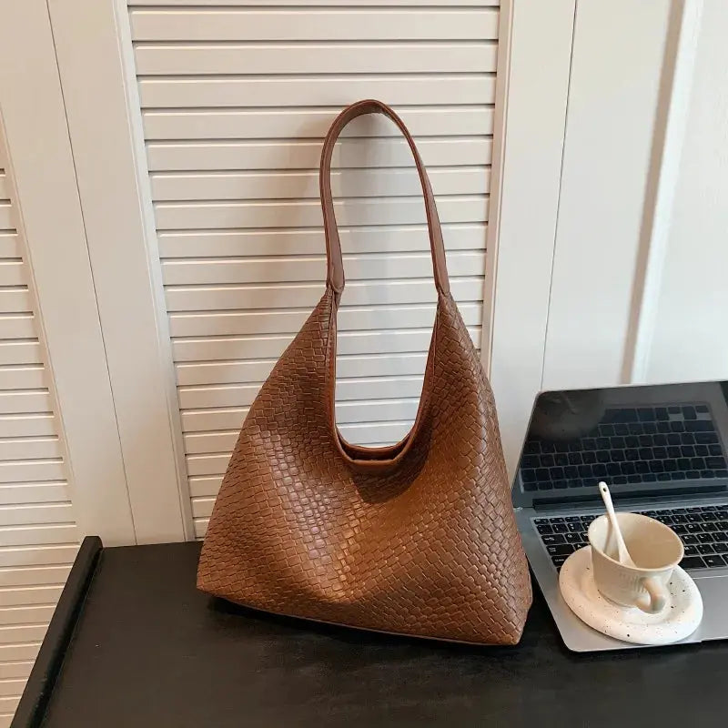 MunaWear - Bags - Liora - Elegant Women's Handbag with Timeless Design for Every Occasion - Brown