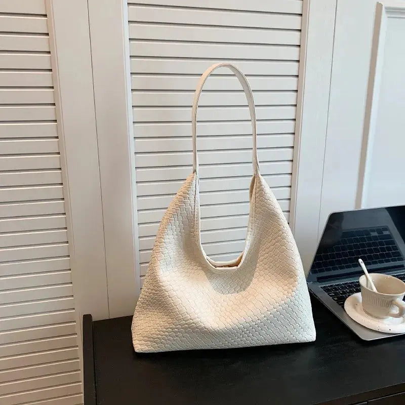MunaWear - Bags - Liora - Elegant Women's Handbag with Timeless Design for Every Occasion - White