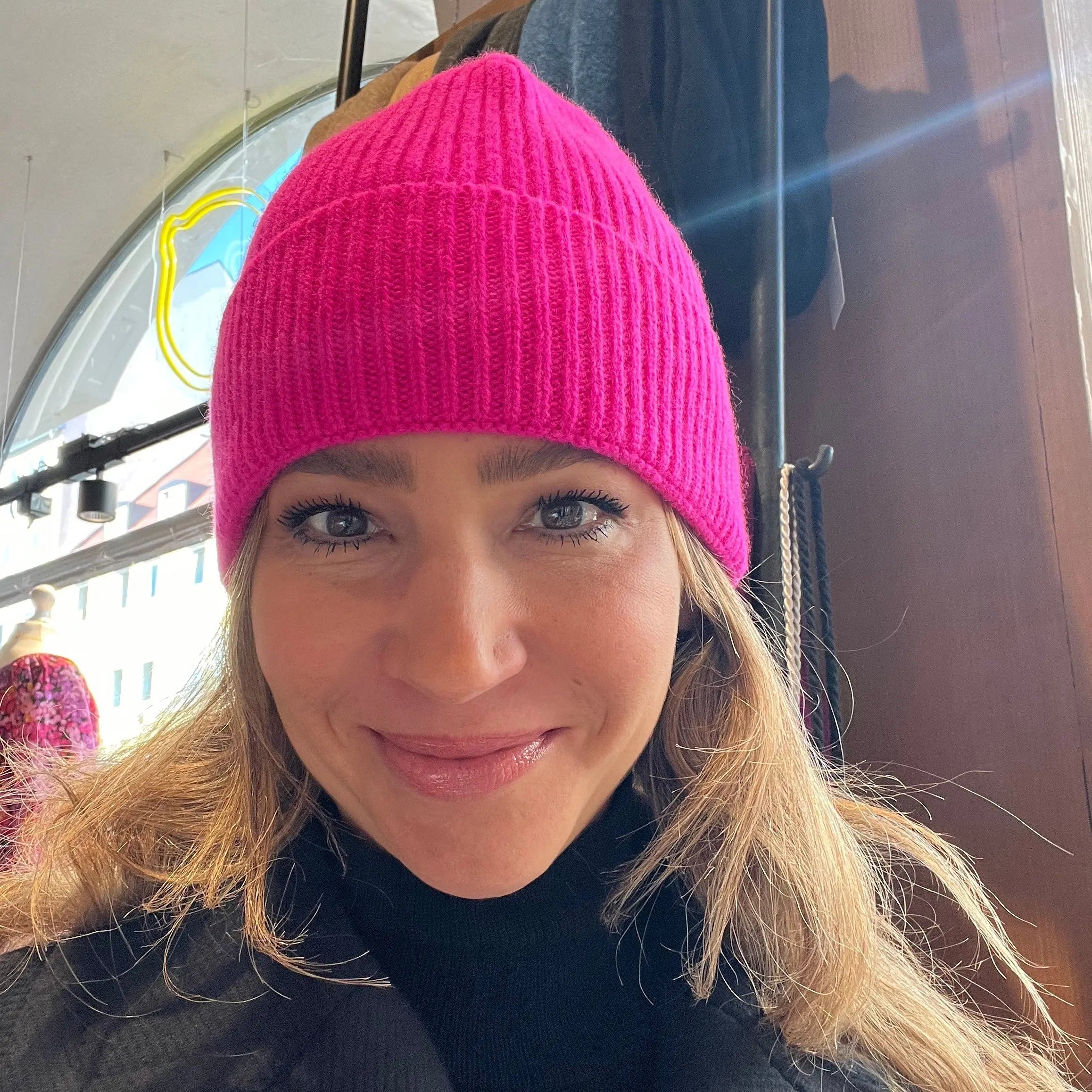 Liora - Elegant Wool Cap in Poppy Pink for Stylish Comfort 1