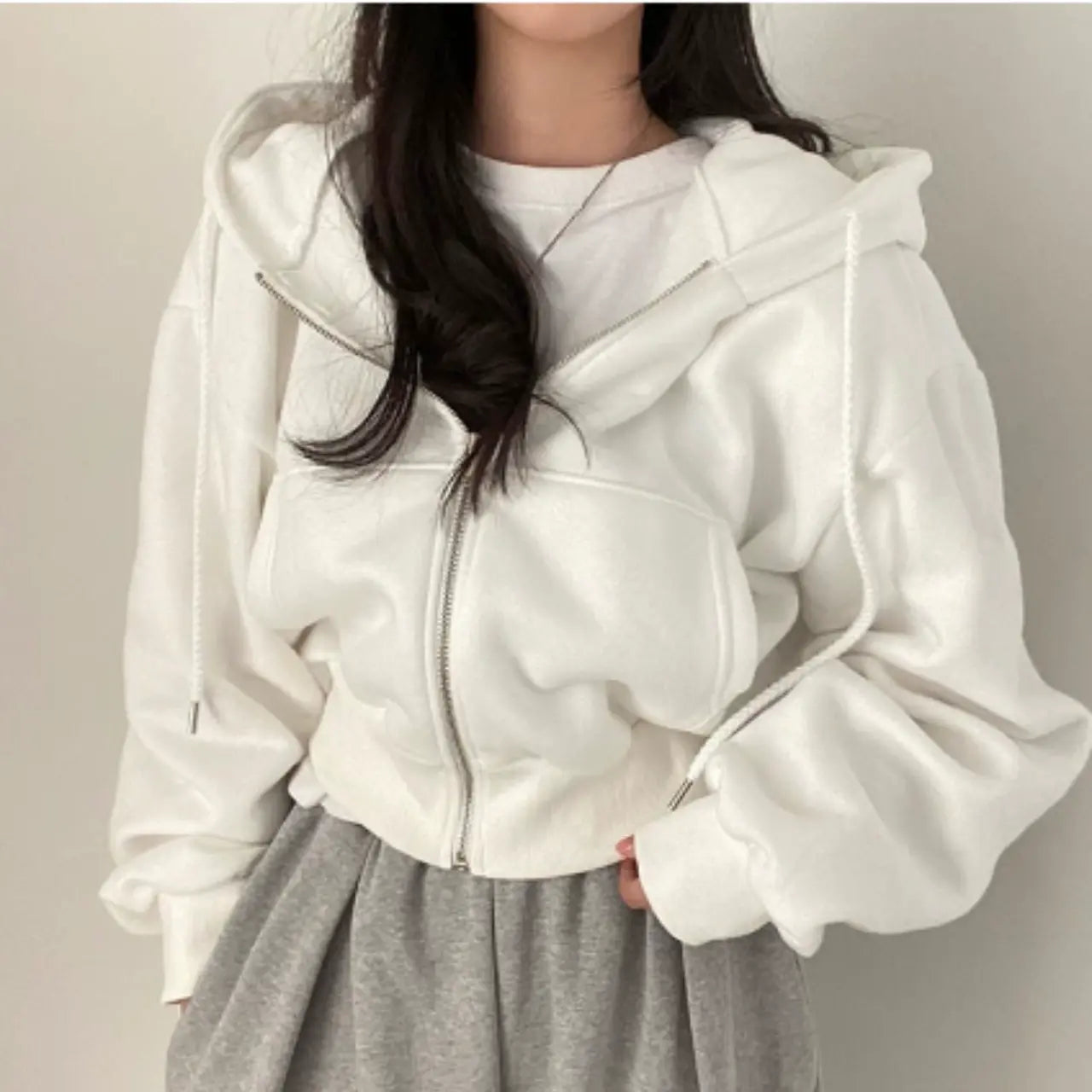 Sage – Soft Fabric Zipper Hoodie with Adjustable Hood and Kangaroo Pocket for Women