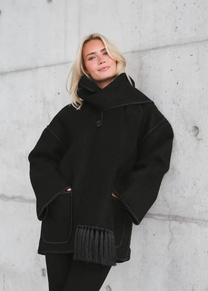 Liora - Elegant Women's Jacket With Scarf For Stylish Winter Outings 4