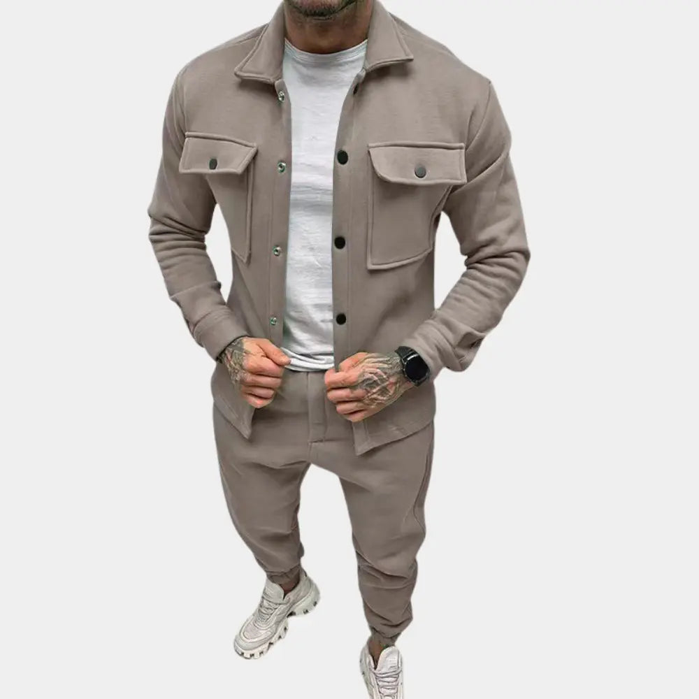 https://cdn.shopify.com/s/files/1/0879/0949/9227/files/Camel_Edgarus_Tweedelige_Heren_Set_Tijdloze_Stijl_en_Comfort_in_n_T-E.png