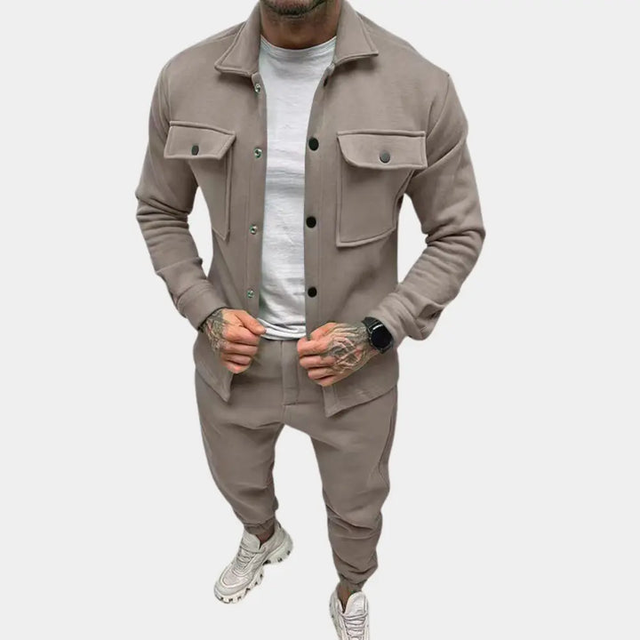 https://cdn.shopify.com/s/files/1/0879/0949/9227/files/Camel_Edgarus_Tweedelige_Heren_Set_Tijdloze_Stijl_en_Comfort_in_n_T-E.png