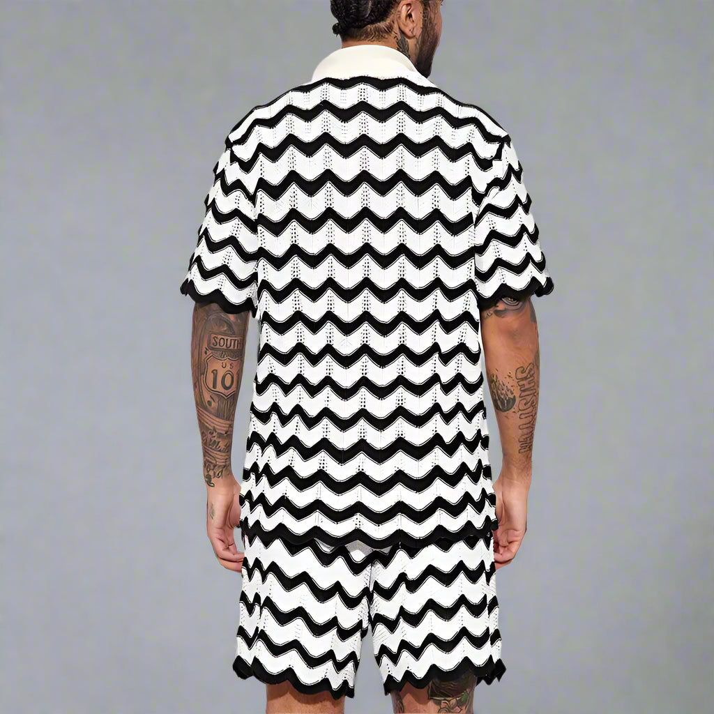 https://cdn.shopify.com/s/files/1/0879/0949/9227/files/Elvio_Trendy_Gebreide_Zomerset_met_Polo_en_Short_voor_HerenTE2.webp