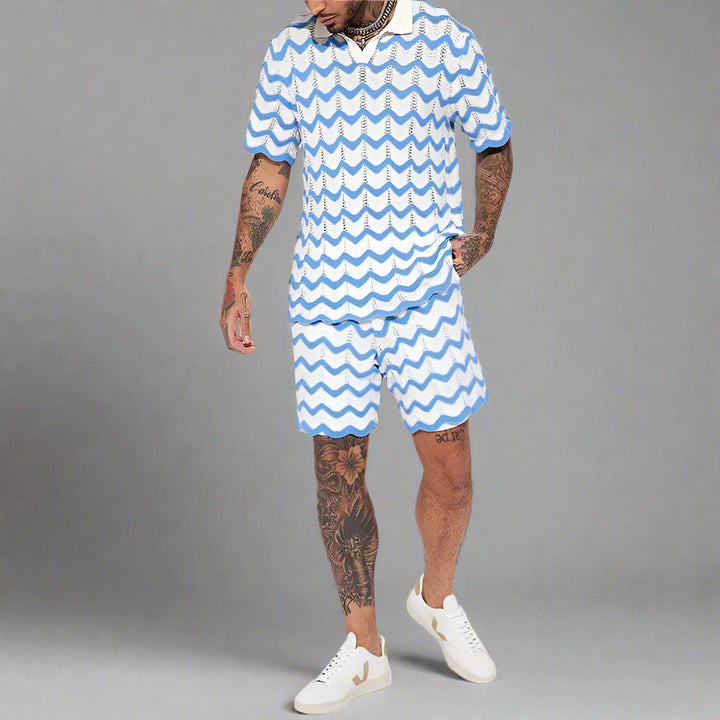 https://cdn.shopify.com/s/files/1/0879/0949/9227/files/Elvio_Trendy_Gebreide_Zomerset_met_Polo_en_Short_voor_HerenTE5.webp