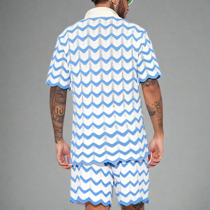 https://cdn.shopify.com/s/files/1/0879/0949/9227/files/Elvio_Trendy_Gebreide_Zomerset_met_Polo_en_Short_voor_HerenTE7.webp