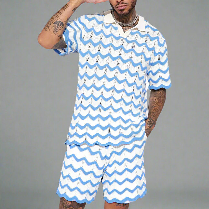 https://cdn.shopify.com/s/files/1/0879/0949/9227/files/Elvio_Trendy_Gebreide_Zomerset_met_Polo_en_Short_voor_HerenTE6.webp