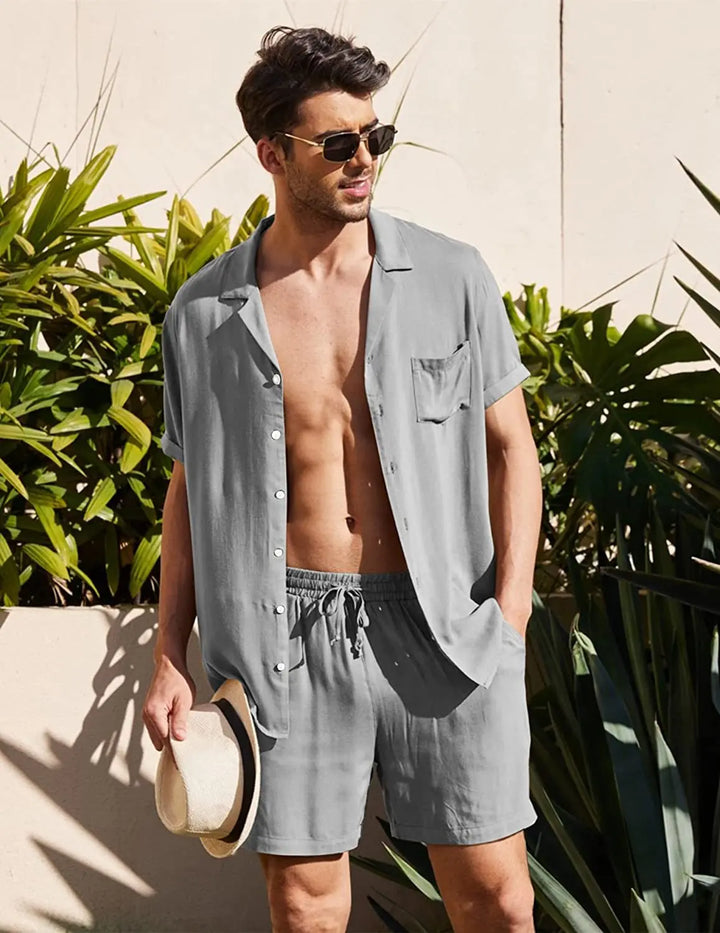 https://cdn.shopify.com/s/files/1/0879/0949/9227/files/Luchtige_Korte_Mouw_Heren_Set_Casual_Zomerset_met_Overhemd_en_Shorts_T-E3.jpg