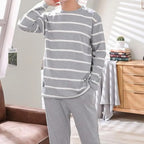 https://cdn.shopify.com/s/files/1/0879/0949/9227/files/Lichtgrijs_Jens_-_Luxe_Winterpyjamaset_voor_Heren_T-E_2.png
