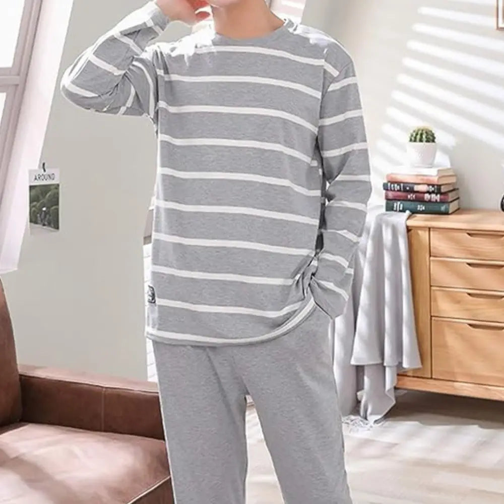 https://cdn.shopify.com/s/files/1/0879/0949/9227/files/Lichtgrijs_Jens_-_Luxe_Winterpyjamaset_voor_Heren_T-E_2.png