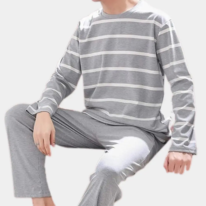 https://cdn.shopify.com/s/files/1/0879/0949/9227/files/Lichtgrijs_Jens_-_Luxe_Winterpyjamaset_voor_Heren_T-E_3.png