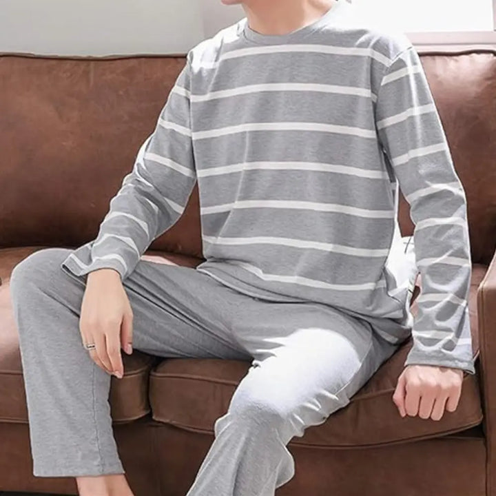 https://cdn.shopify.com/s/files/1/0879/0949/9227/files/Lichtgrijs_Jens_-_Luxe_Winterpyjamaset_voor_Heren_T-E_4.png