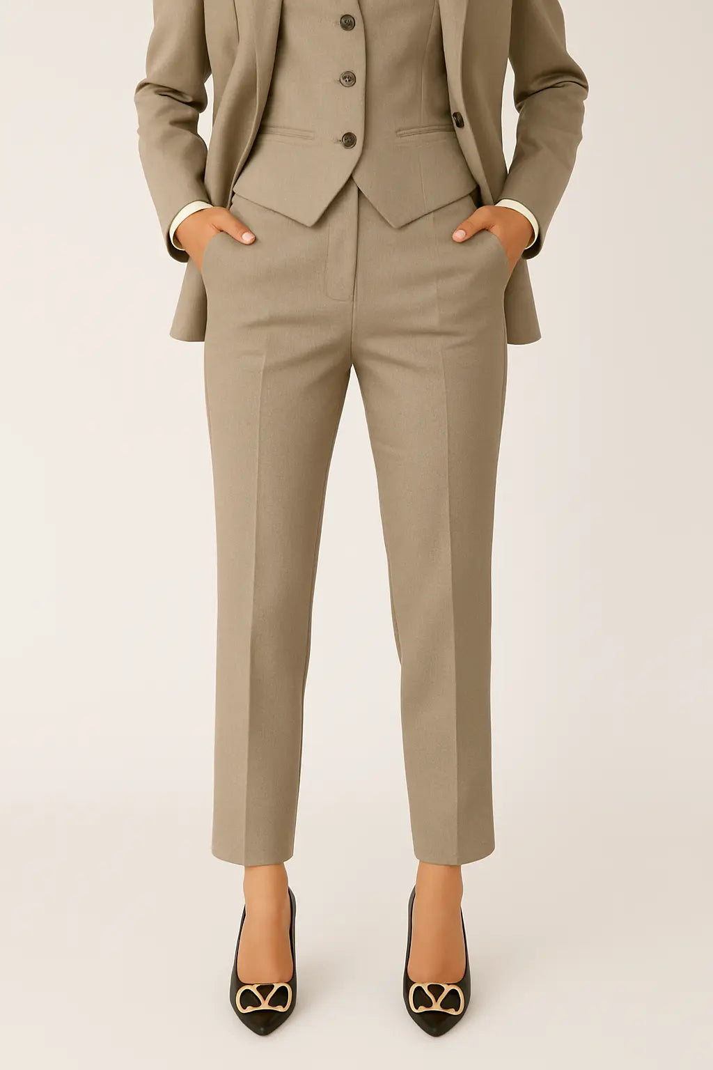 Liora - Women's Suit With Tailored Blazer And Trousers For Professional And Formal Occasions 3