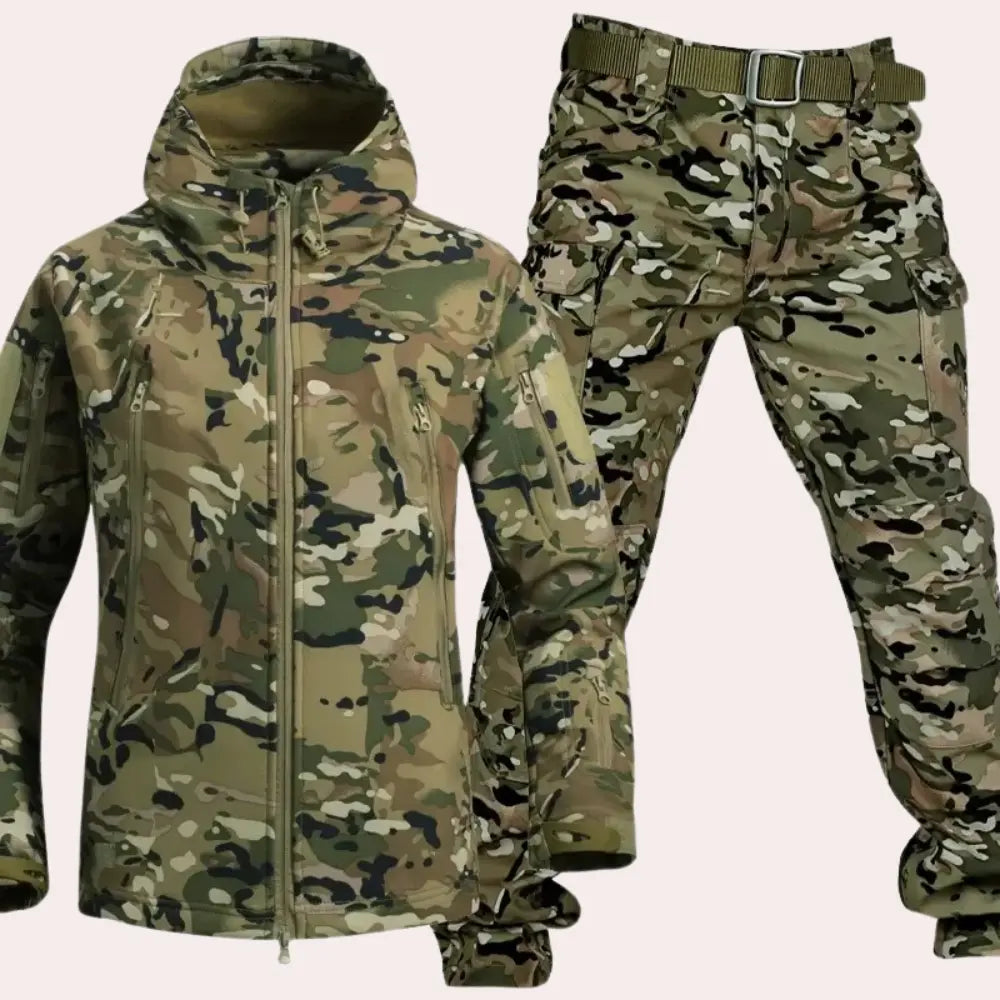 https://cdn.shopify.com/s/files/1/0879/0949/9227/files/Camouflage_Atlas_Outdoor_Heren_Set_Klaar_voor_elk_Avontuur_T-E_2.png