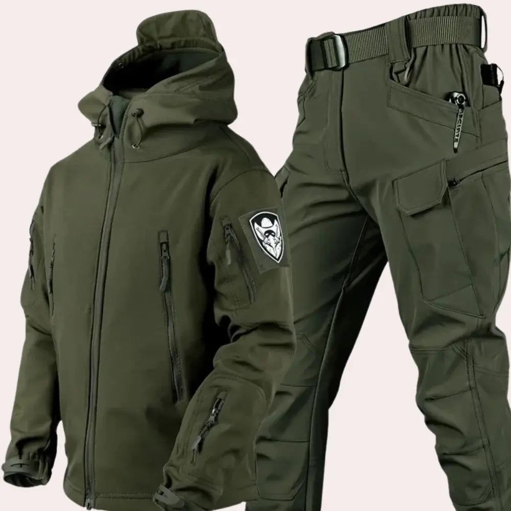 https://cdn.shopify.com/s/files/1/0879/0949/9227/files/Legergroen_Atlas_Outdoor_Heren_Set_Klaar_voor_elk_Avontuur_T-E.png