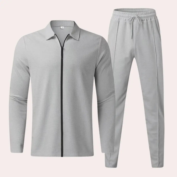 https://cdn.shopify.com/s/files/1/0879/0949/9227/files/Mick_-_Casual_heren_tweedelige_set_T-E5.png
