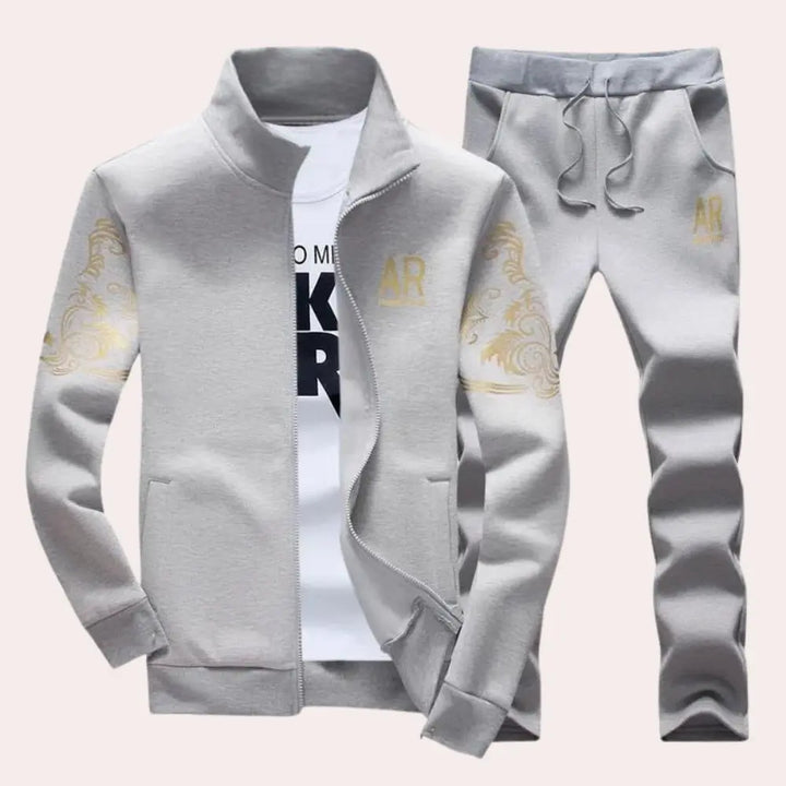 https://cdn.shopify.com/s/files/1/0879/0949/9227/files/Grijs_Nova_Elegante_Trainingsset_voor_Heren_T-E.png
