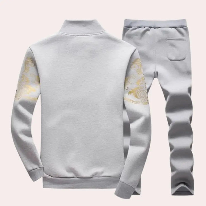 https://cdn.shopify.com/s/files/1/0879/0949/9227/files/Grijs_Nova_Elegante_Trainingsset_voor_Heren_T-E_2.png