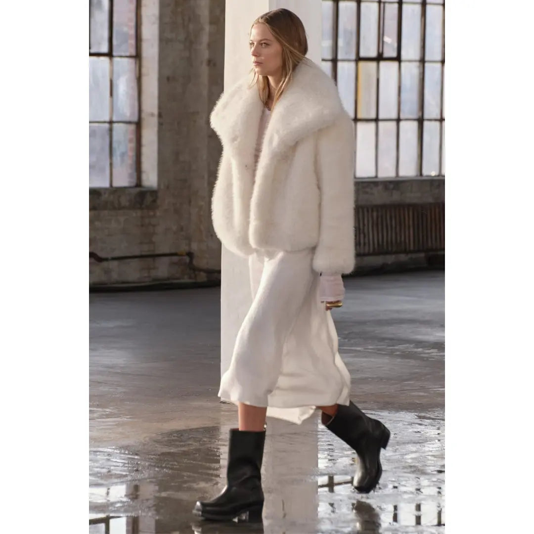 Liora – Stylish Women's Short Coat With Modern Cut For Winter Warmth 1