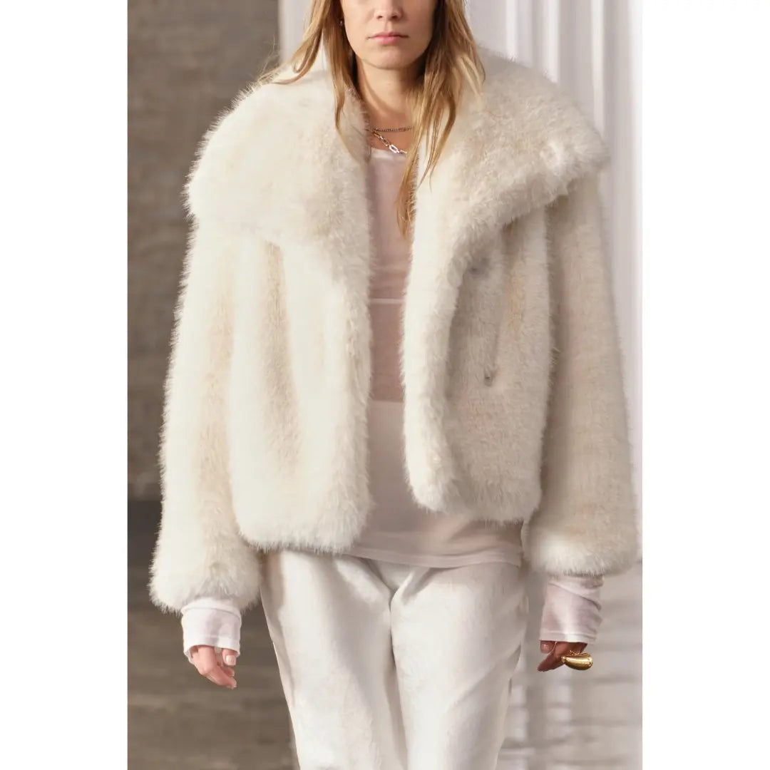 Liora – Stylish Women's Short Coat With Modern Cut For Winter Warmth 2